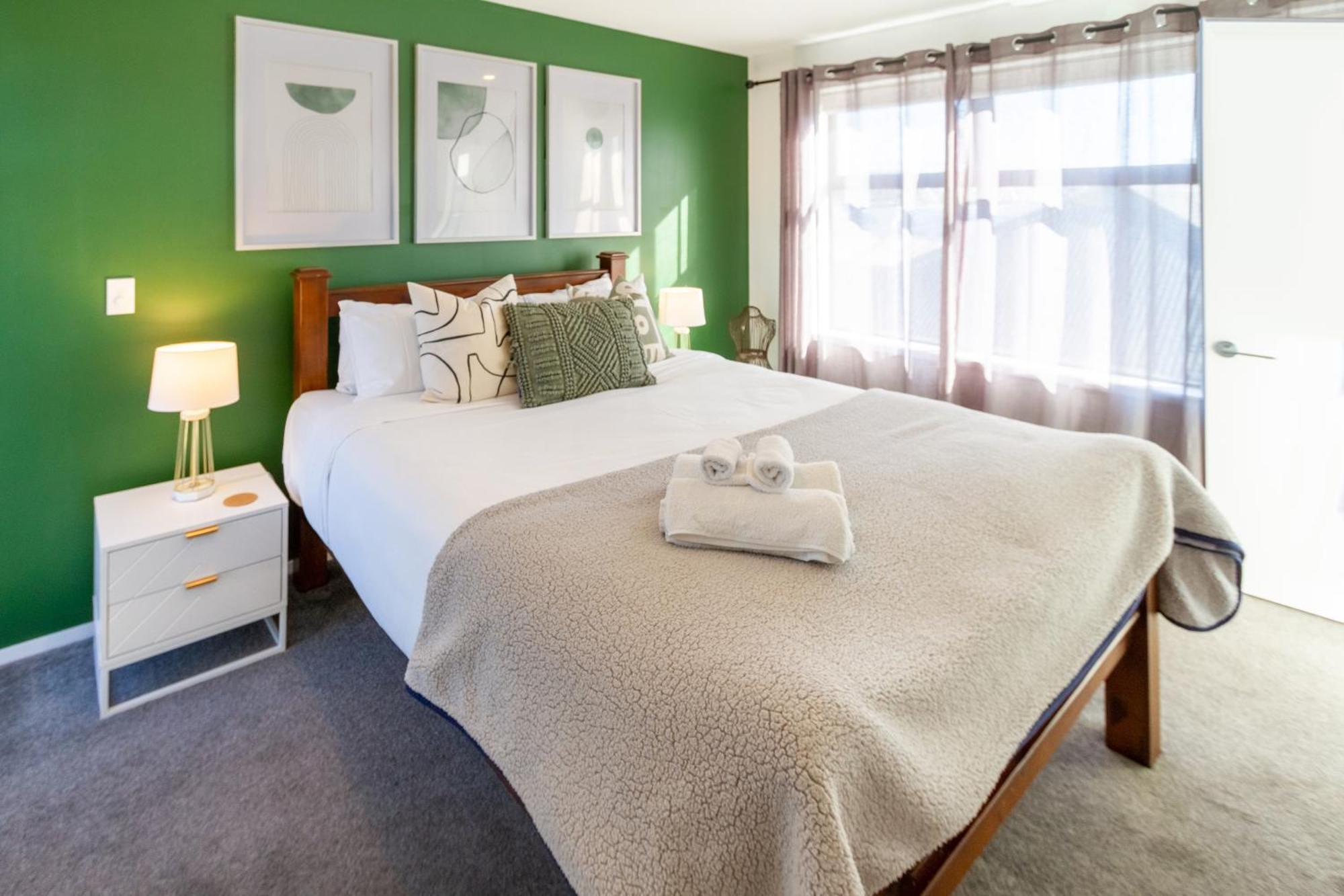 Gorgeous In Green - 2 Bed Central Oasis W/King Bed 크라이스트처치 외부 사진